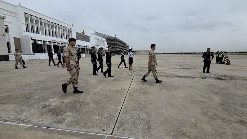 总理紧急召开安全会议后飞赴楠府与乌汶府，跟进洪涝灾情并慰问排雷受伤士兵
