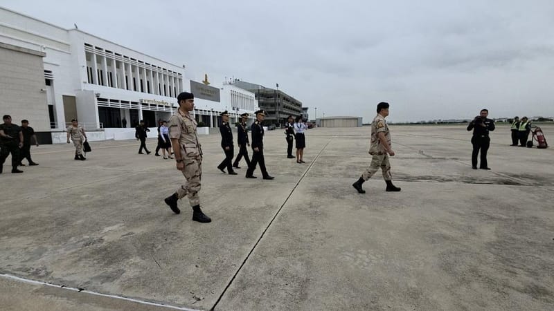 总理紧急召开安全会议后飞赴楠府与乌汶府，跟进洪涝灾情并慰问排雷受伤士兵