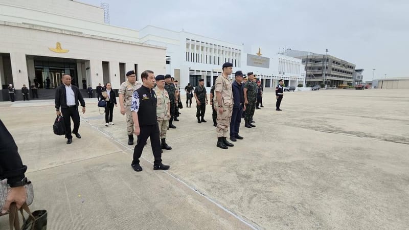 总理紧急召开安全会议后飞赴楠府与乌汶府，跟进洪涝灾情并慰问排雷受伤士兵