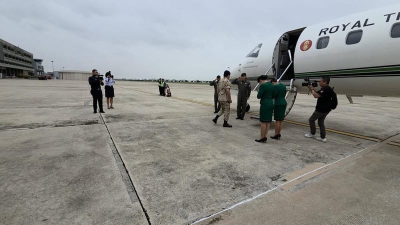 总理紧急召开安全会议后飞赴楠府与乌汶府，跟进洪涝灾情并慰问排雷受伤士兵