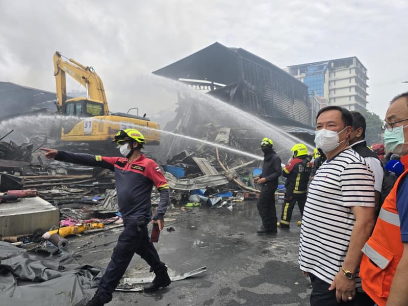 阿努廷视察空同中心火灾现场 警告民众防范化学品烟雾 严密监控剩余货物 吁勿趁火打劫落井下石