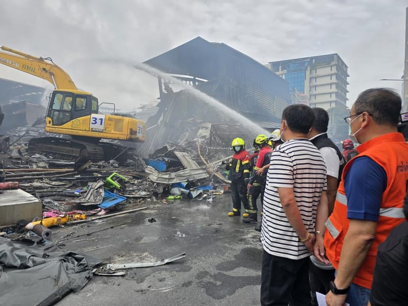 阿努廷视察空同中心火灾现场 警告民众防范化学品烟雾 严密监控剩余货物 吁勿趁火打劫落井下石