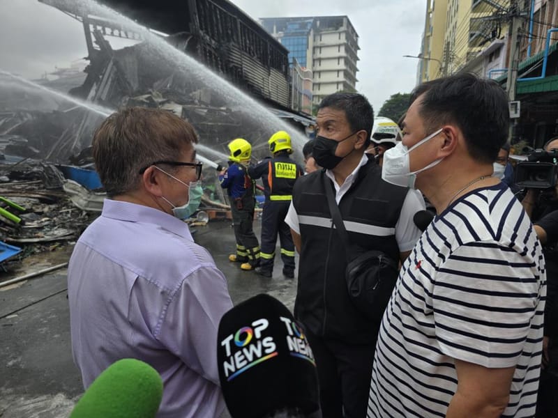 阿努廷视察空同中心火灾现场 警告民众防范化学品烟雾 严密监控剩余货物 吁勿趁火打劫落井下石