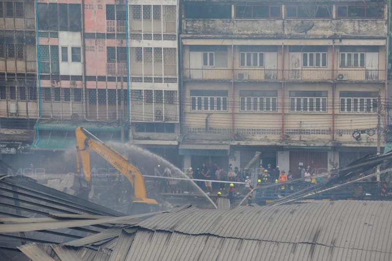 阿努廷视察空同中心火灾现场 警告民众防范化学品烟雾 严密监控剩余货物 吁勿趁火打劫落井下石