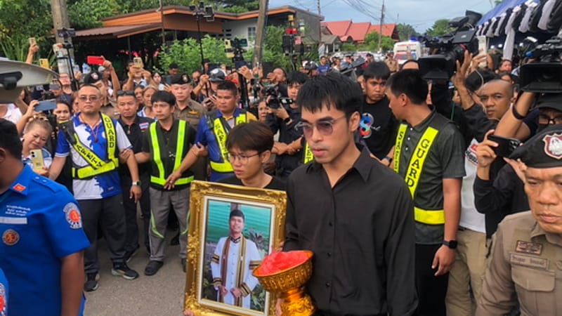 (视频)泪目!数千名亲属与粉丝迎接Hlun Solo遗体回乡 祖母悄然独处屋内不敢相见 无法接受白发送黑发