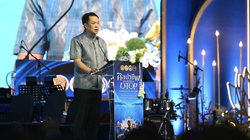 总理主持开幕"手工艺之光·泰国OTOP——以皇恩凝聚人心"展会,强调此为生产者与经营者的重要里程碑