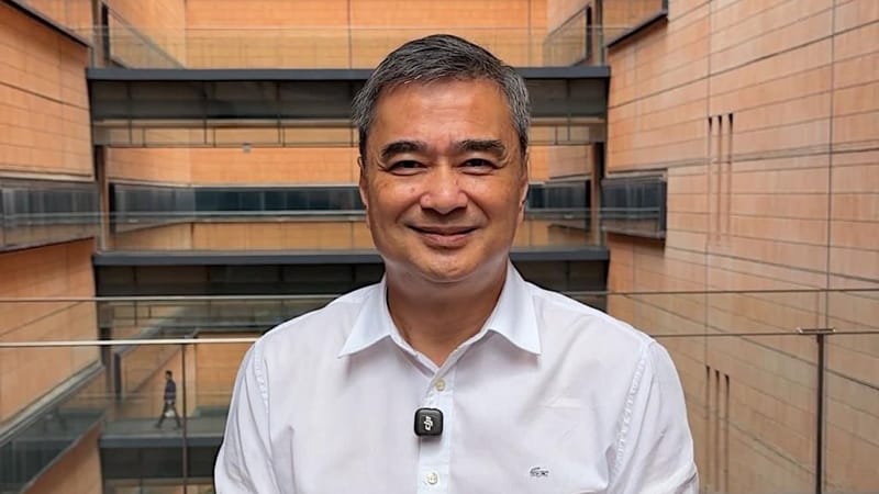 阿披实已与猜查纳谈过掌掴副警察局长事件 请求时间核查事实 党秘书长称放手交由案件程序处理 强调不袒护犯错者
