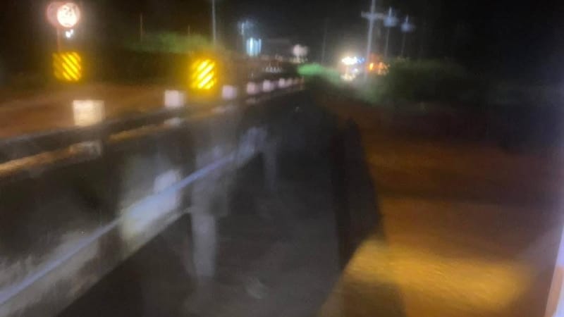 【视频】108号公路大乱！暴雨引发山洪，冲垮贝雷桥桥台下沉、桥墩消失，被迫封闭夜丰颂—迈萨良—霍德路段