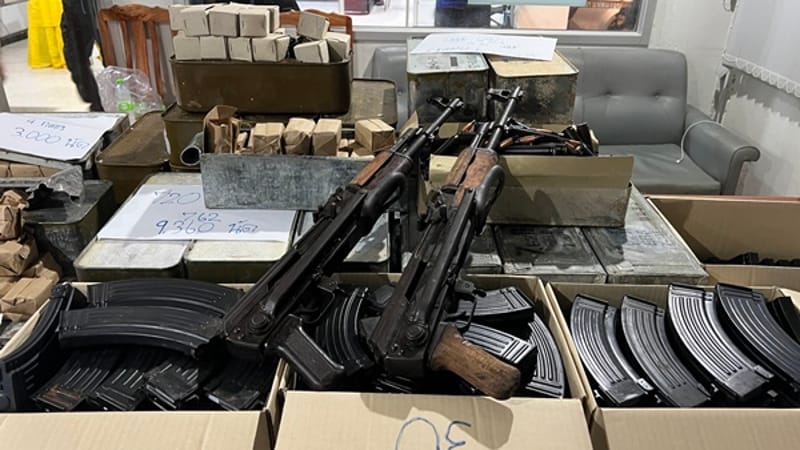 惊险！水警与海军追截运载战争武器快艇，查获AK-47及逾两万发子弹