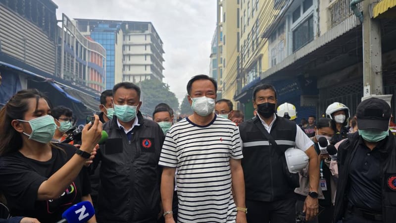阿努廷视察空同中心火灾现场 警告民众防范化学品烟雾 严密监控剩余货物 吁勿趁火打劫落井下石
