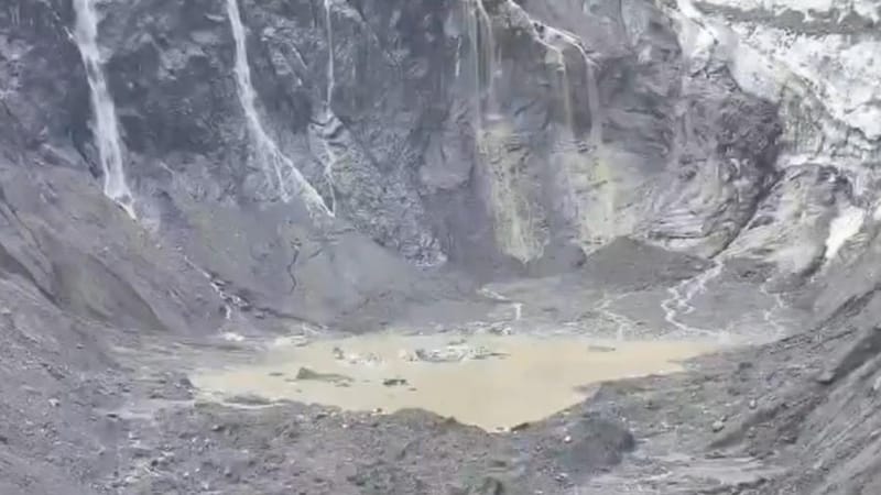 无人机勘察西藏发现新"堰塞湖"